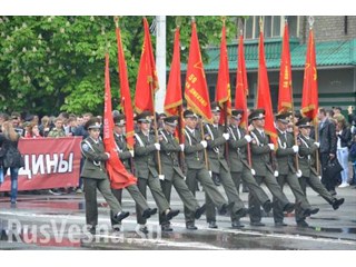 Ополченцы и молодёжь в одном строю: День Победы в Луганске