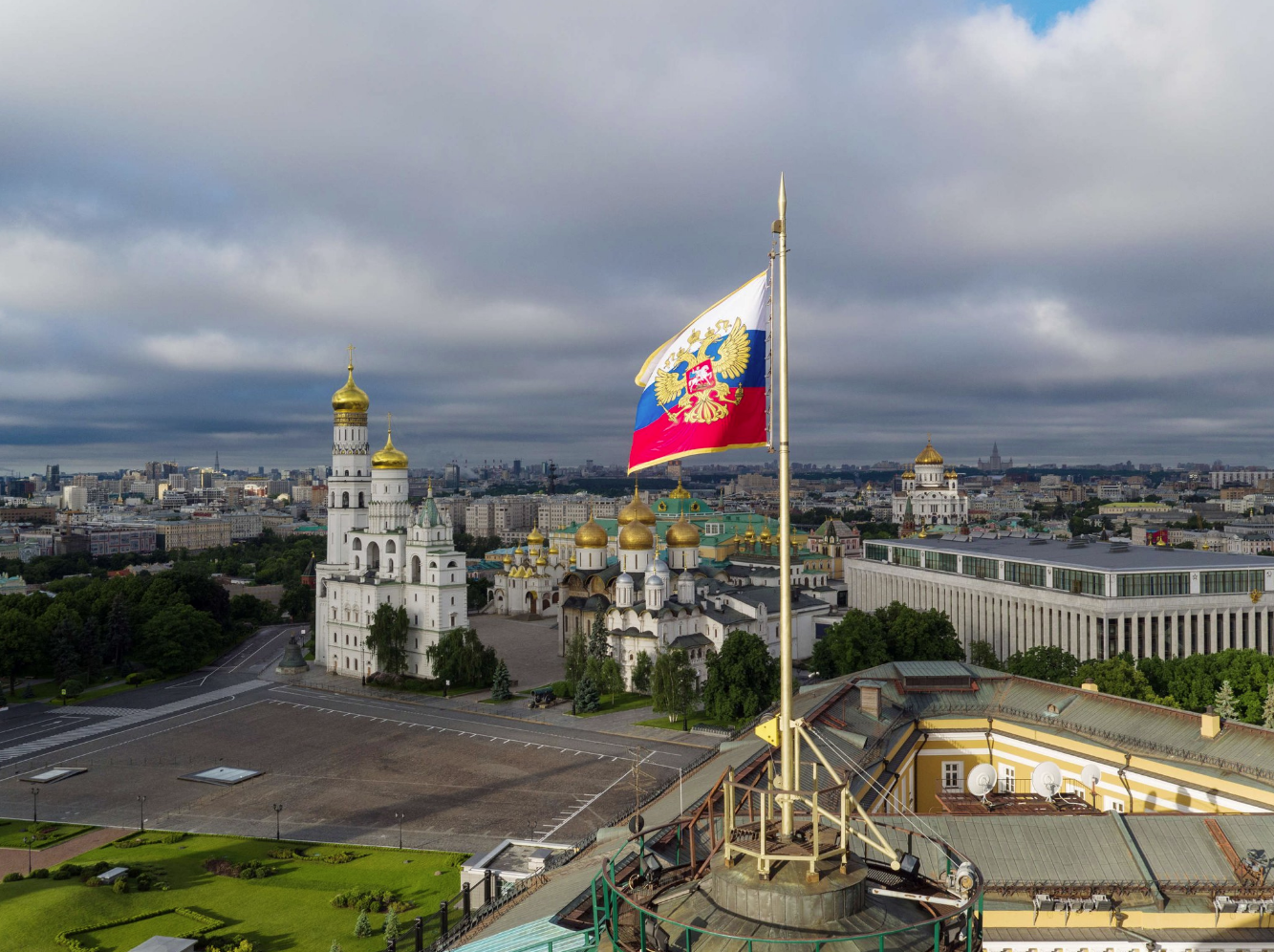 В москве есть русские. Штандарт президента РФ над Кремлем. РФ Штандарт Кремль. Президентский Штандарт Кремль. Штандарт президента РФ на здании Кремля.