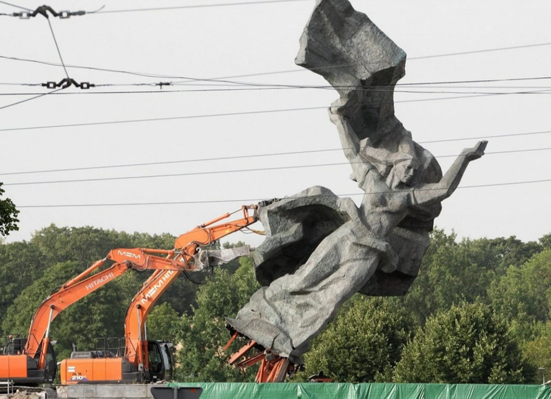 Снос памятников. В Латвии сносят памятник освободителям. Демонтаж памятника в Риге. Снос памятника освободителям Риги. В Риге снесли памятник освободителям.