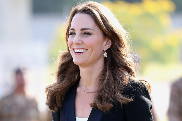 Кейт Миддлтон и принц Уильям приняли участие в дрессировке собак в кинологическом центре в Исламабаде