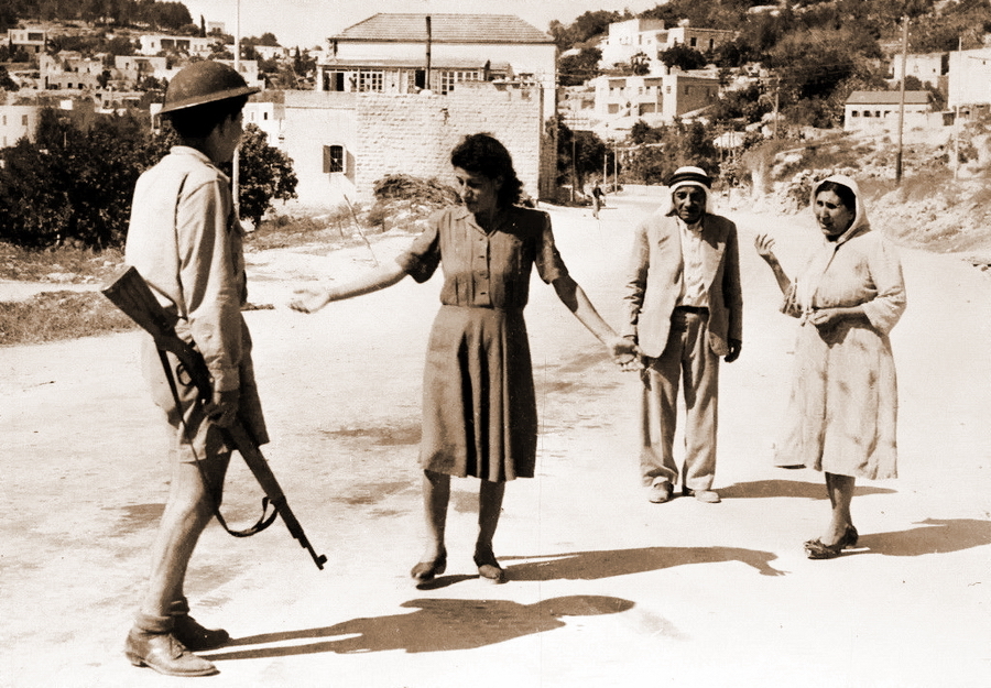 ​Израильский солдат, вооружённый винтовкой «Маузер» 98k, преграждает дорогу арабской семье - С миру по нитке | Военно-исторический портал Warspot.ru