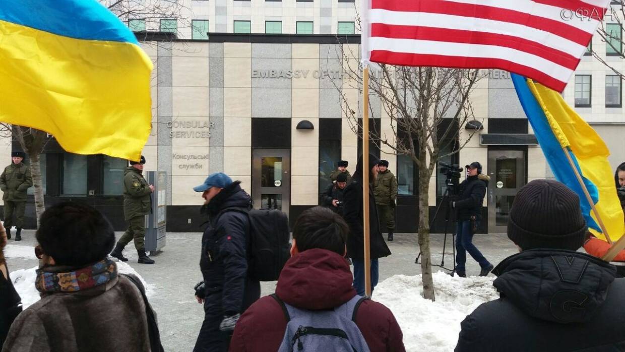 Политолог об эвакуации посольств: Украина использована и брошена коллективным Западом