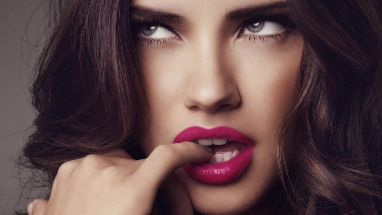 Картинки по запросу adriana lima wallpaper phone