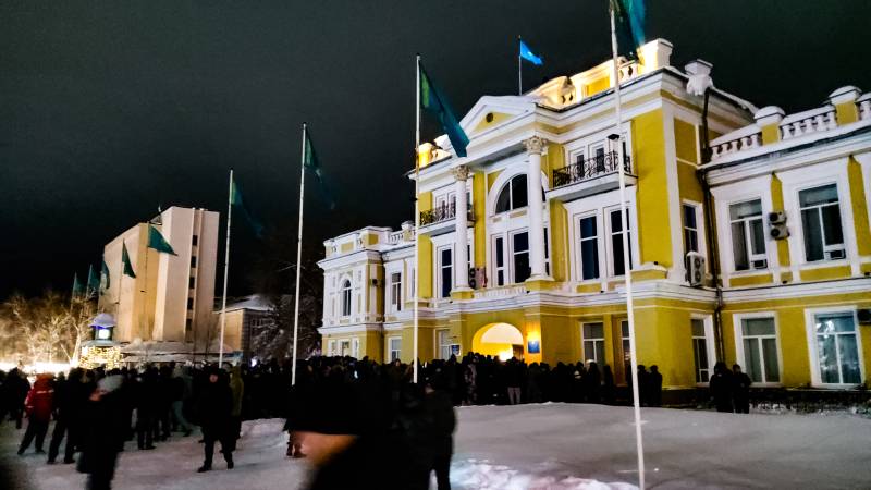 Ситуация в Казахстане, пожар на Урале и отношение Прилучного к мату: главное за 5 января