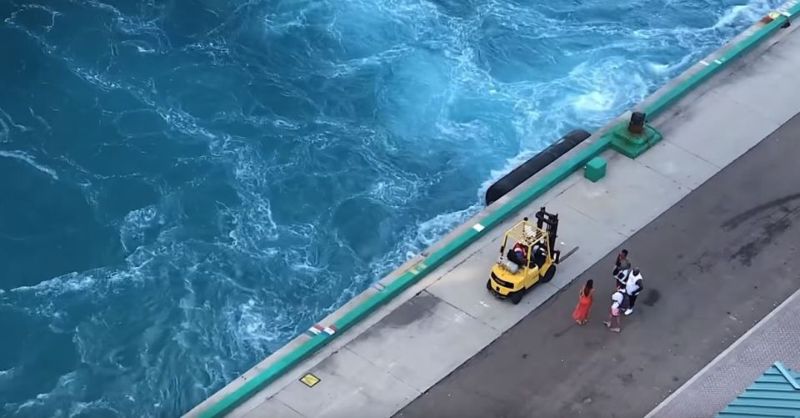 Загулявшие туристы бегут за отплывающим круизным лайнером Загулявшие туристы бегут за отплывающим круизным лайнером Загулявшие туристы бегут за отплывающим круизным лайнером