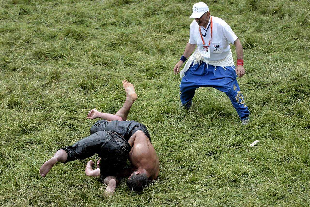 Ухвати врага за яйца: киркпинар, национальный турецкий вид спорта Ухвати врага за яйца: киркпинар, национальный турецкий вид спорта бои,борьба,спорт,турция