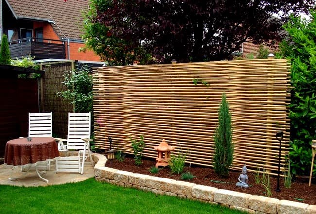 Деликатно закрываемся во дворе от чужих глаз : 60 идей деревянной ширмы для дома и дачи