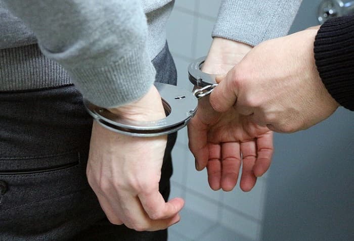 Обвиненный в совращении 15-летней школьницы депутат избежал СИЗО