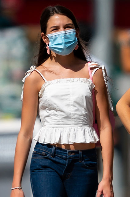 Сури Круз в защитной маске на прогулке в Нью-Йорке Звездные дети