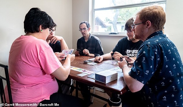 Как американка живет в собственном маленьком гареме с четырьмя мужчинами Как американка живет в собственном маленьком гареме с четырьмя мужчинами