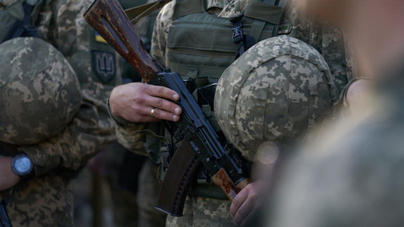 Донбасс сегодня: украинские военные медики бастуют, бойцы ВСУ продают мины и гранаты