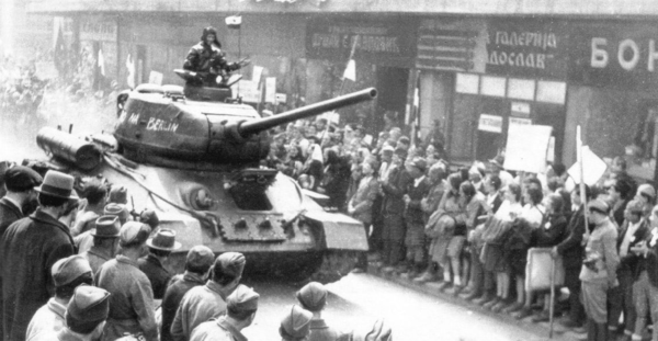 Т-34 в Белграде. Источник: https://bgr.news-front.info/2018/10/09/nemskoto-komandvane-v-shok-cherveta-armiya-e-v-tila-ni/