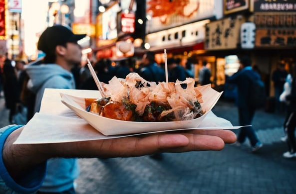 Японцы вежливо попросили прохожих не есть на ходу