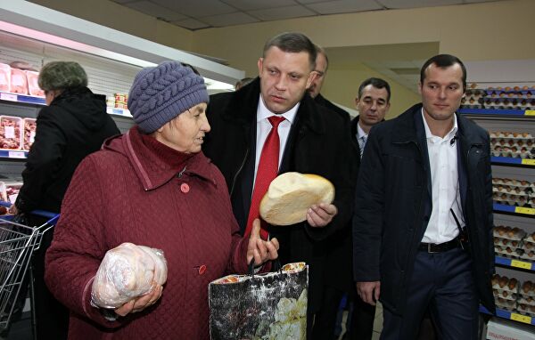 Глава Донецкой народной республики Александр Захарченко (в центре) на торжественной церемонии открытия первого в Дебальцево республиканского супермаркета