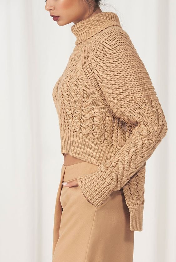 Свитер с необычным внешним видом, с косами и с асимметричным низом -   удлиненной спинкой. Схема для вязания спицами