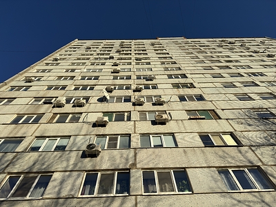 Мужчина перелез через балкон 10 этажа в Челябинской области