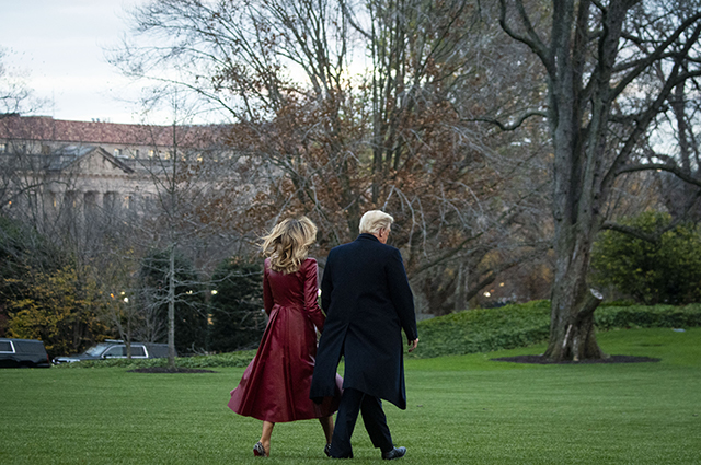 С улыбкой на лице: Мелания Трамп поддержала своего мужа Дональда на первом после выборов публичном митинге Трамп, своего, Мелания, супруга, Дональд, время, супруги, первая, трибуне, Байдена, очень, которая, публике, который, Валдосте, поставил, пандемией, глобальной, столкнулись, первое