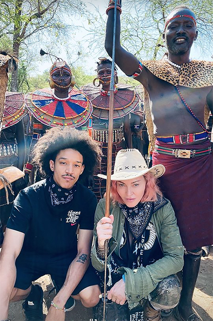 Мадонна с бойфрендом Ахламаликом Уильямсом и младшими детьми путешествует по Африке Звездные пары