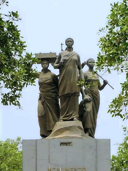 Женщины играли важную роль всю историю Анголы. Памятник в Луанде.
