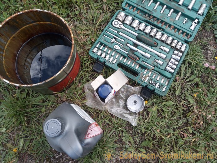 Экономим время и деньги: меняем масло в автомобиле самостоятельно без ямы Экономим время и деньги: меняем масло в автомобиле самостоятельно без ямы авто и мото,Замена масла в автомобиле,ремонт