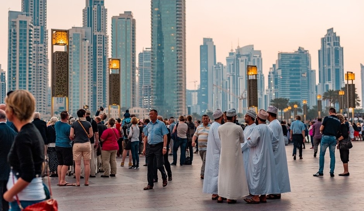 Люди на улицах города Дубай