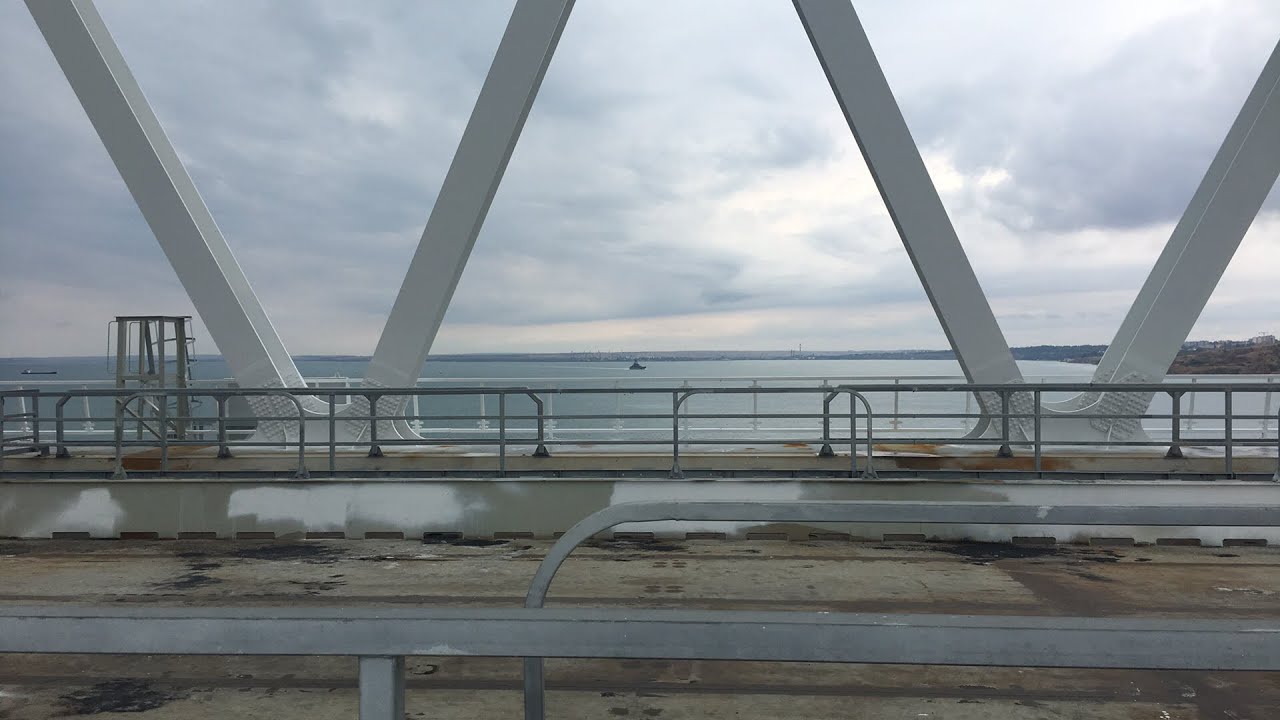 Картинки по запросу #КрымскийМост_Live. Большой десантный корабль "Азов" проходит под ж/д аркой