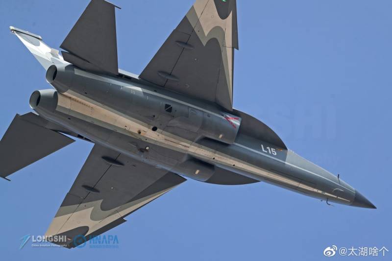 Сотрудничество и развитие: учебно-боевой самолёт Hongdu L-15B  ввс