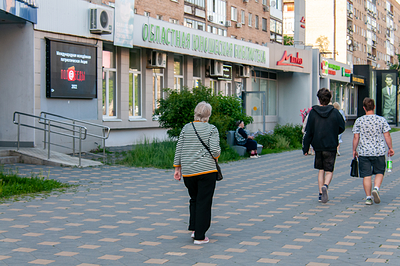 Тротуар в центре Екатеринбурга нагло превратили в проезжую часть из-за раскопок