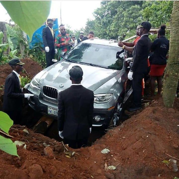 Нигериец похоронил своего отца в BMW стоимостью 66 тысяч долларов авто, в мире, люди, машина, обычай, похороны
