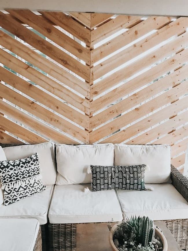 Деликатно закрываемся во дворе от чужих глаз : 60 идей деревянной ширмы для дома и дачи