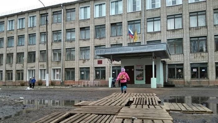 Баннер убрали, при этом лужи у входа стали еще больше и, по словам, местных жителей, они здесь появляются каждый год. насмешки, соцсети, школа