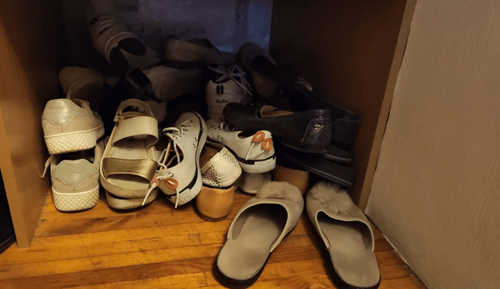Органайзер для обуви из ничего: практичное решение, помогающее избежать захламления