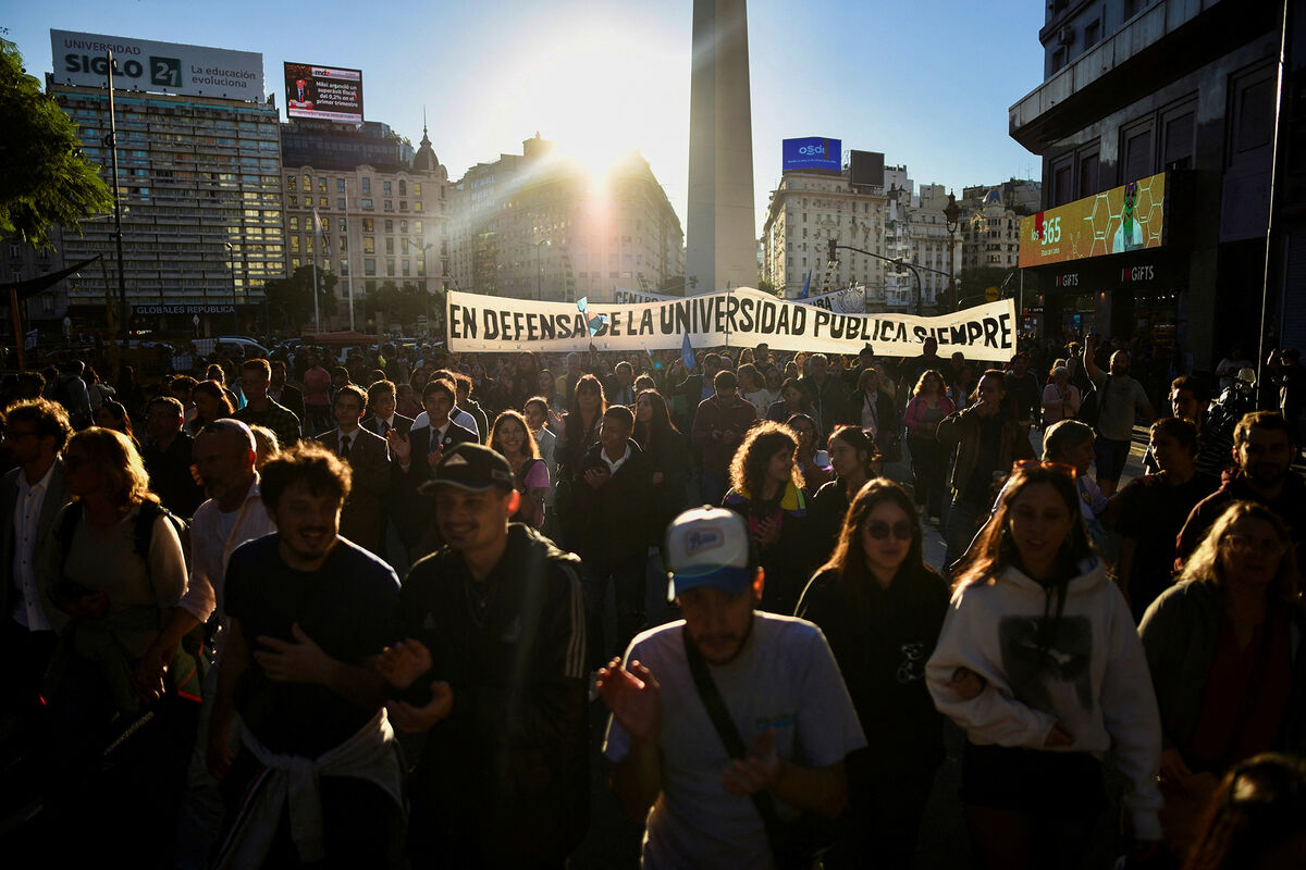 Десятки тысяч человек в Буэнос-Айресе протестуют против политики в образовании
