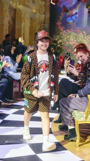 Андрей Малахов и Андрей Колёсников с женой в зале, дети Натальи Бардо, Александры Ребенок и Ирины Зарьковой — на подиуме: в ГУМе прошёл показ BoscoBambino Ирины, Марюса, Натальи, Бардо, Екатерины, Ребенок, Александры, Колесников, женой, Андрей, РебенокСын, ВайсбергаДети, московском, КолесниковаСын, Андрея, ЗарьковойСын, дочерьюДочь, Кукояки, Денис, ЗемскойПоказ