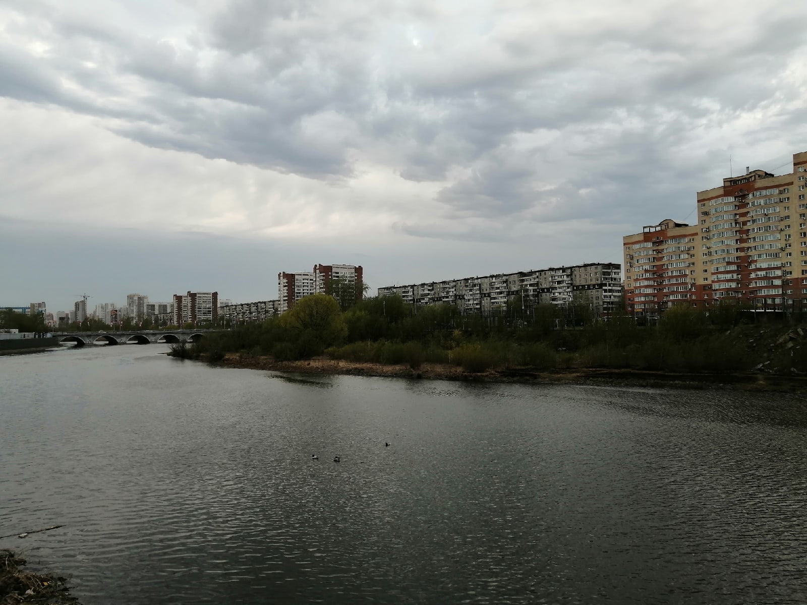 На реке Миасс в Челябинске разлилось странное пятно: комментарий мэрии