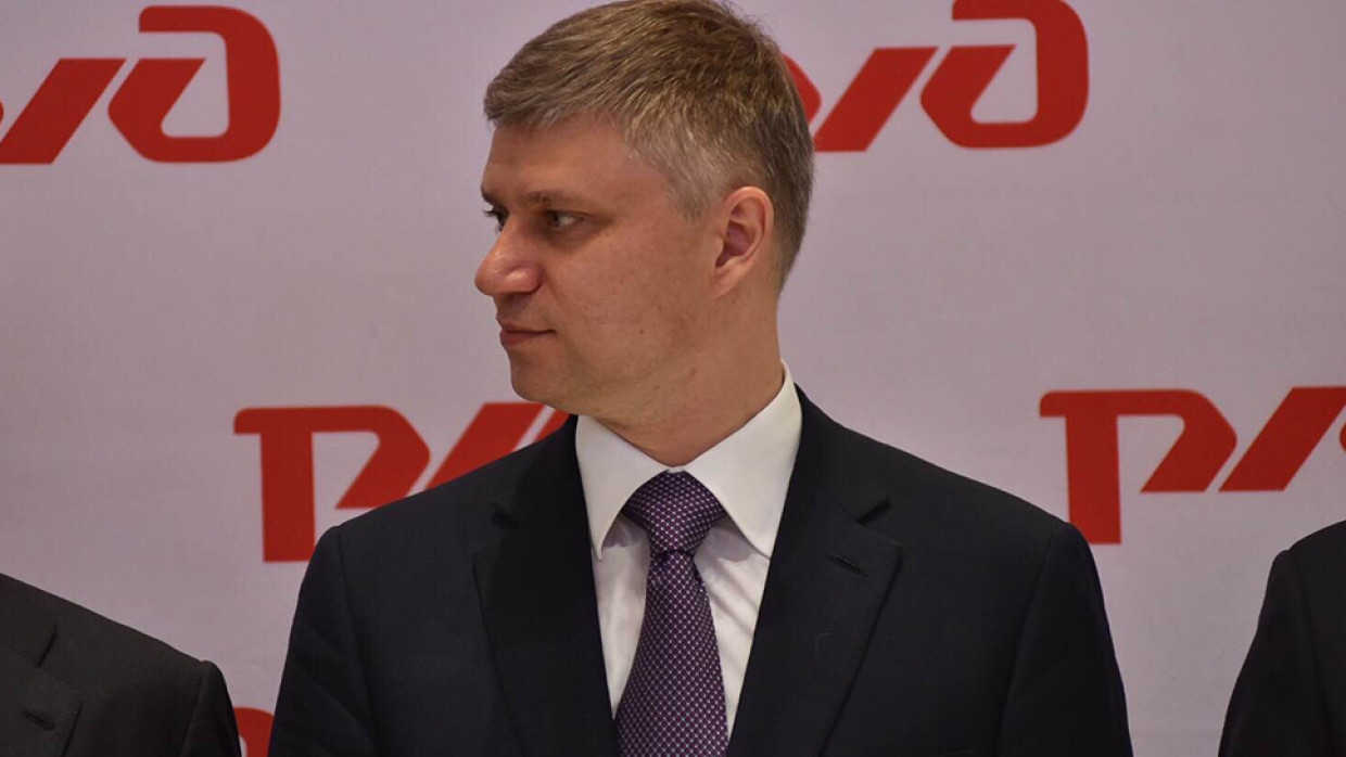 Глава РЖД проигнорировал попытавшуюся сорвать его выступление перед Путиным осу