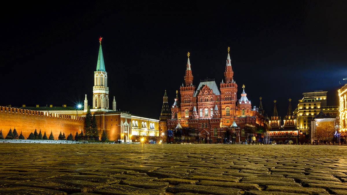 Житель Подмосковья попытался прибить свое достоинство к брусчатке на Красной площади