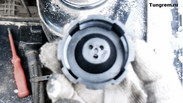 Плохо греет печка? Замена крышки расширительного бачка Lada Kalina