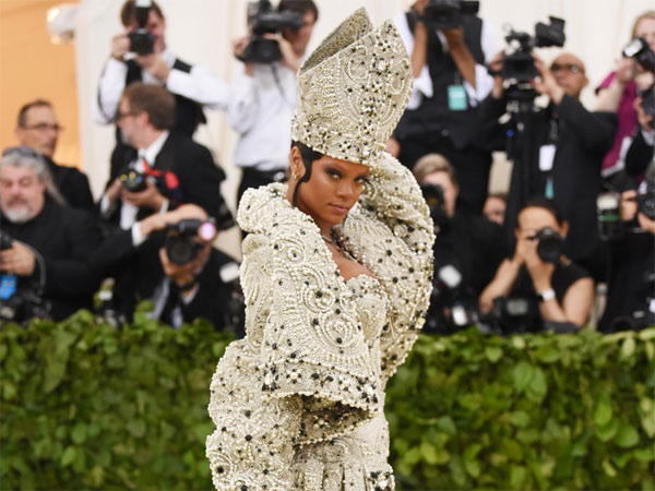 Рианна на Met Gala 2018. За 30 тысяч долларов с ней мог сфотографироваться каждый желающий!