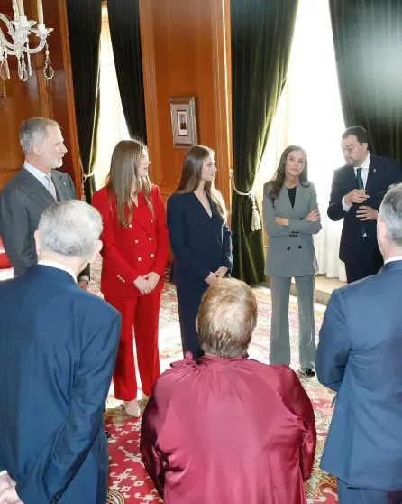 Королева Летиция с мужем и дочерьми