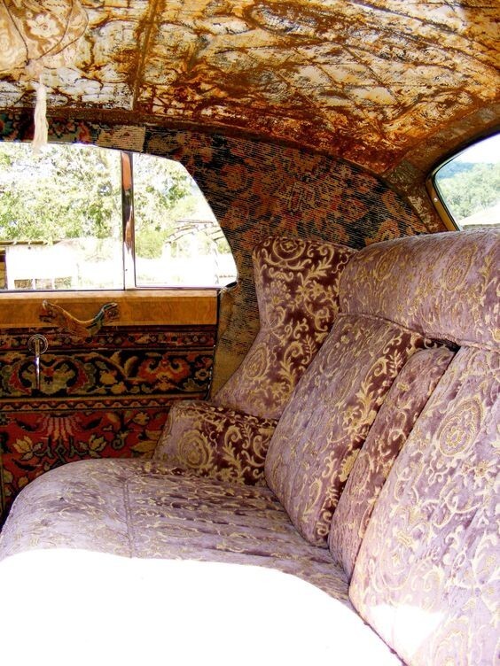 Не только коврики, но и абсолютно все части машины покрыты ковром