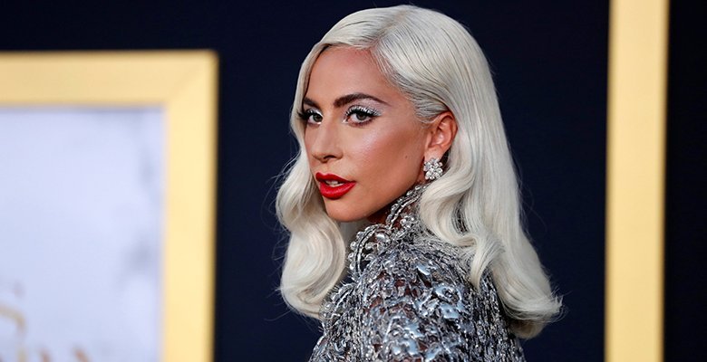 Леди Гага в серебряном платье Givenchy возрождает дух старого Голливуда
