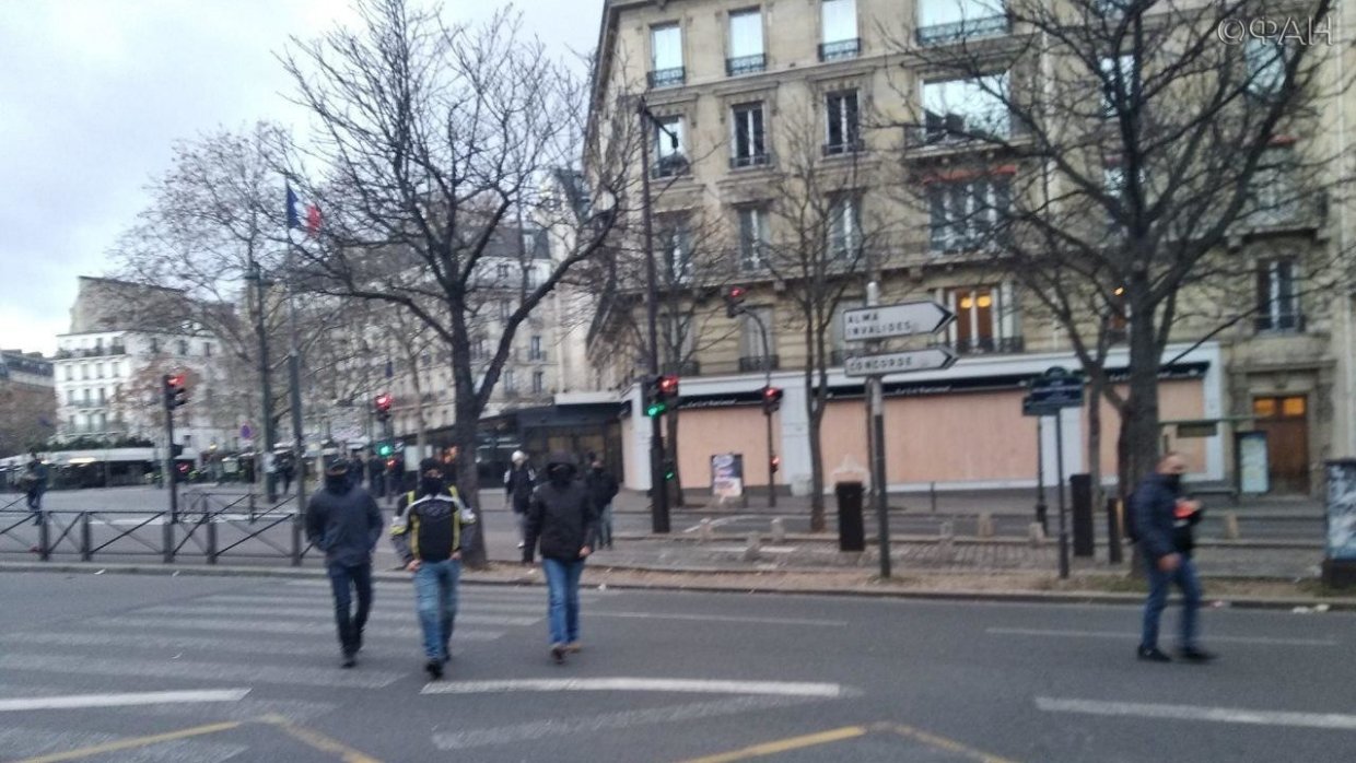 Полиция в Париже задерживает всех горожан в желтых жилетах