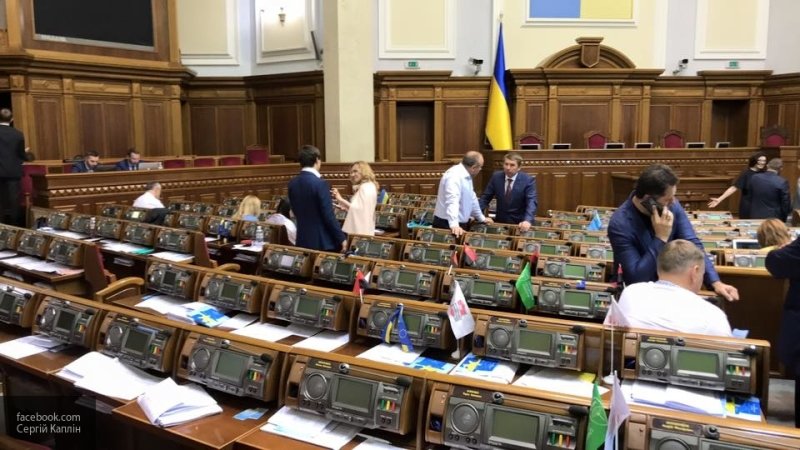 Взбешенные выступлением Порошенко депутаты покинули зал Рады в знак протеста