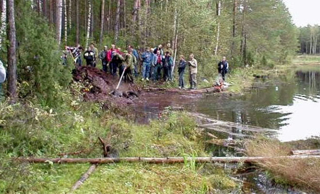 Окаменевшие следы на берегу привели мальчика к танку, который был на дне озера больше 70 лет после, озеро, очень, танка, машина, действительно, берега, машину, отправили, глину, своих, решили, Школьник, медленно, постепенно, менее, контуры, стали, показываться, ила Очень