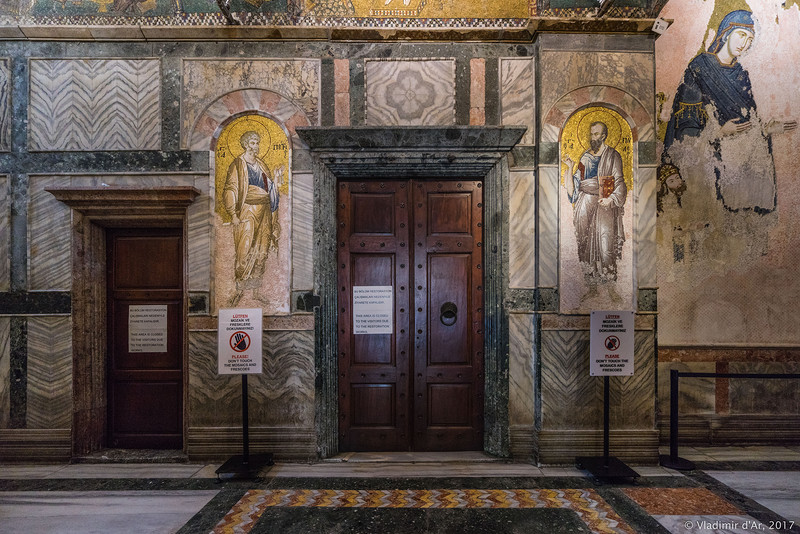 Мозаики и фрески монастыря Хора. Церковь Христа Спасителя в Полях. Вход в наос.