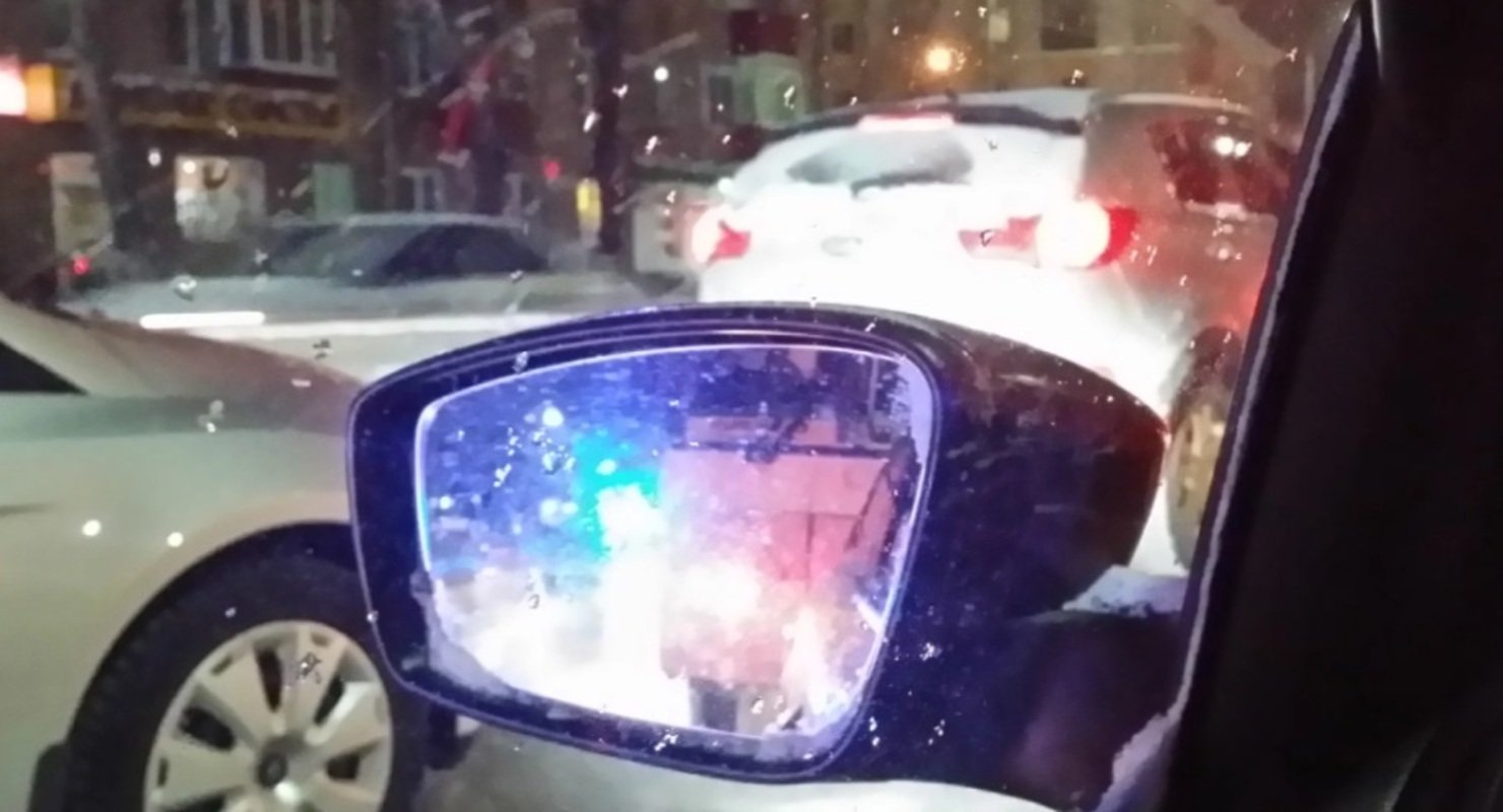 Зачем автомобиль ДПС утром включает проблесковые маячки?