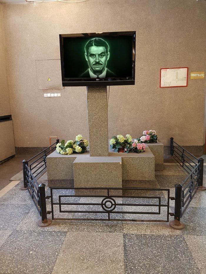 "Могилка телевизора" в Санкт-Петербурге насмешила соцсети ynews, интересное, могила, соцсети, телевизор, фото, юмор
