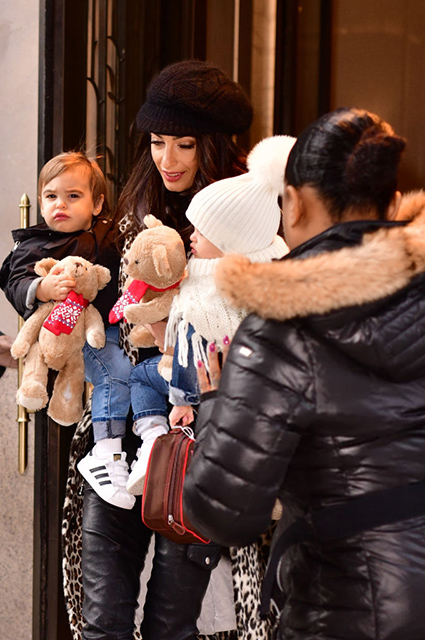Своя ноша не тянет: Амаль Клуни с двумя детьми на руках вышла из отеля в Нью-Йорке звездные дети
