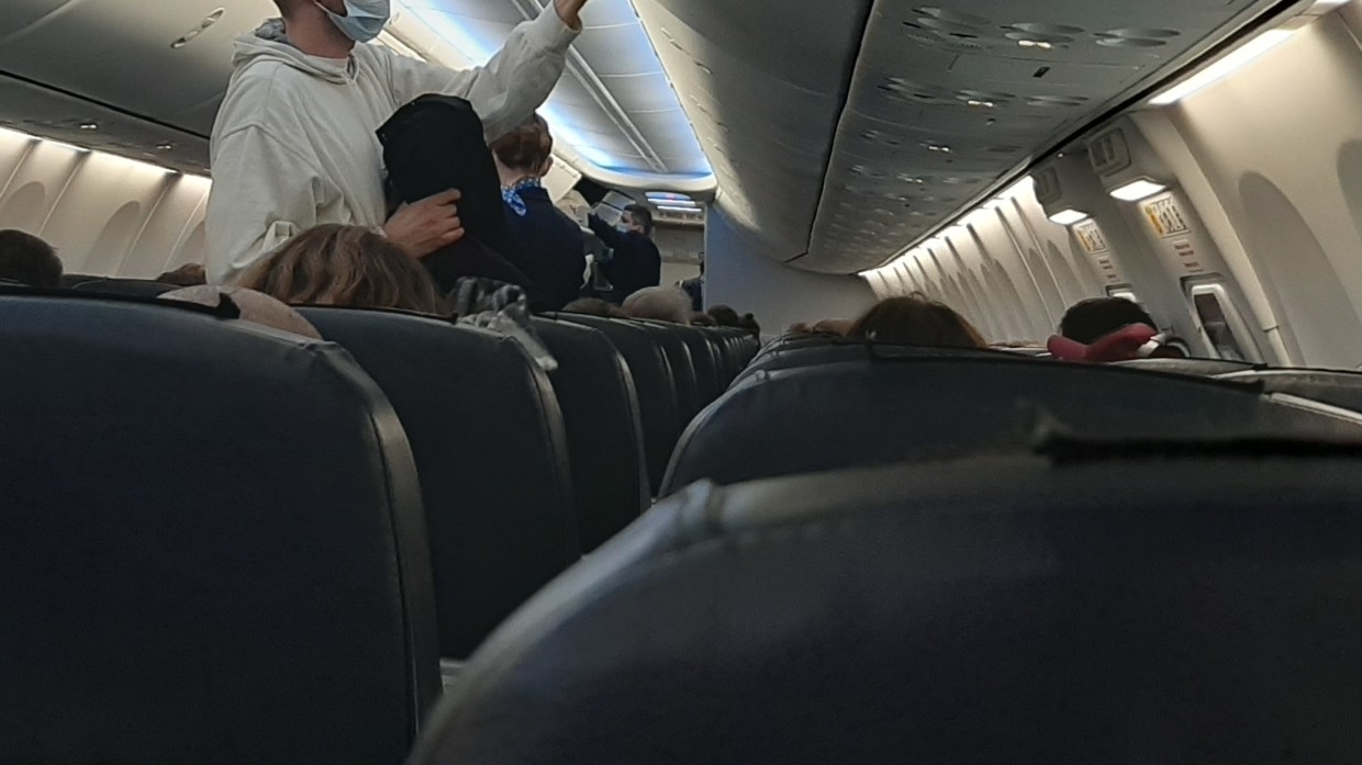 Люди выпрыгивали из самолета